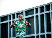 Gelandang Persebaya Surabaya Gledson Paixao saat menjalani sesi latihan tim di Surabaya
