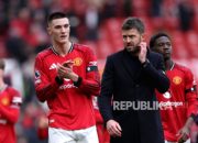 Benjamin Sesko berlatih di lapangan sepak bola dengan seragam latihan Manchester United