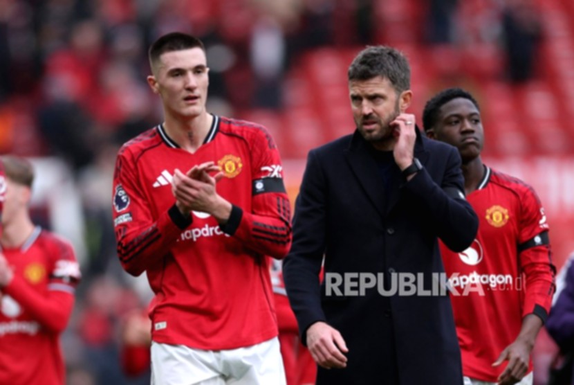 Benjamin Sesko berlatih di lapangan sepak bola dengan seragam latihan Manchester United