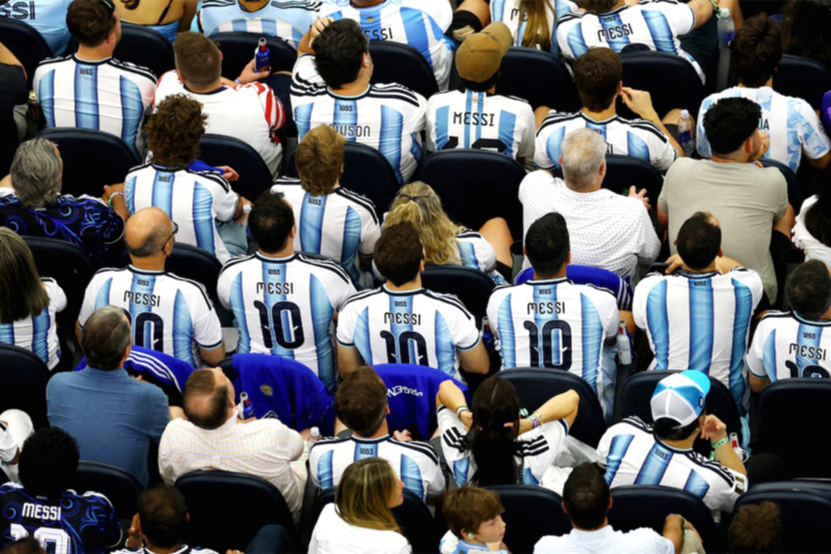 Lionel Messi saat mengenakan seragam tim nasional Argentina di lapangan hijau.