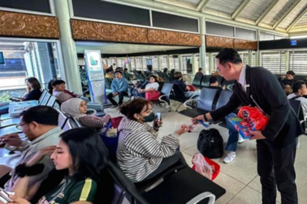 Pesawat terparkir di landasan bandara yang terdampak sebaran abu vulkanik Gunung Anak Krakatau