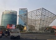 Logo PT Summarecon Agung Tbk di gedung perkantoran