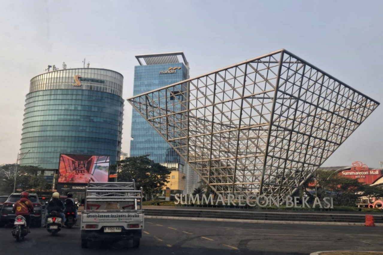 Logo PT Summarecon Agung Tbk di gedung perkantoran
