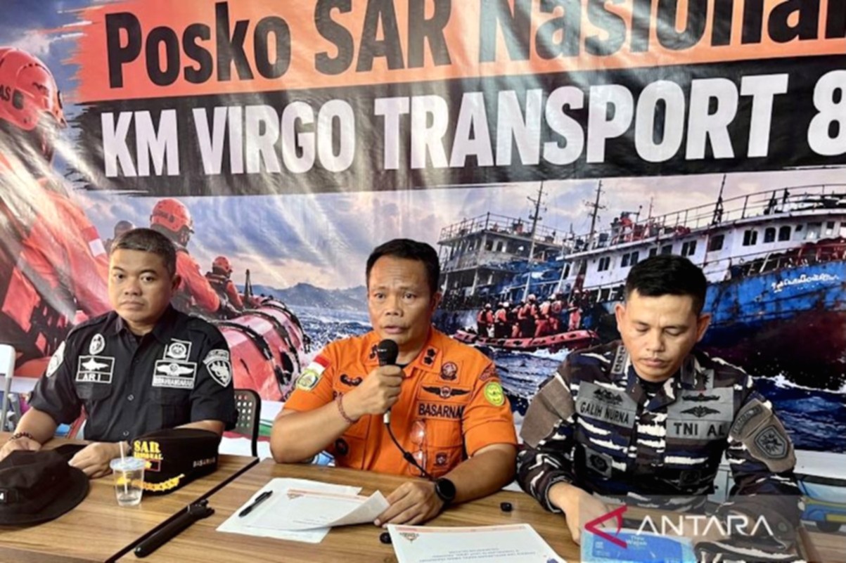 Tim penyelam gabungan mengevakuasi korban dari dalam bangkai KM Virgo Transport 8 yang tenggelam di Laut Jawa.