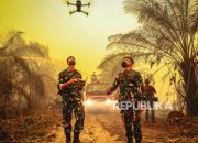 Personel TNI AU mengoperasikan drone thermal untuk memetakan titik api di kawasan hutan Kecamatan Sebangau