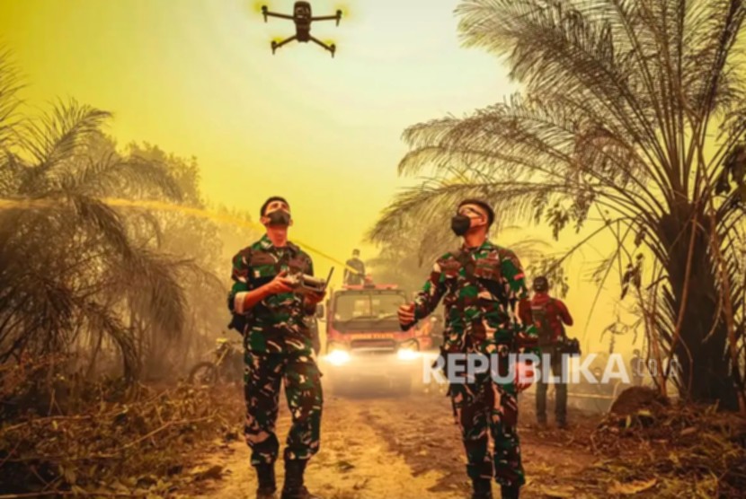 Personel TNI AU mengoperasikan drone thermal untuk memetakan titik api di kawasan hutan Kecamatan Sebangau