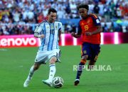Lionel Messi saat mengenakan seragam tim nasional Argentina di lapangan hijau.