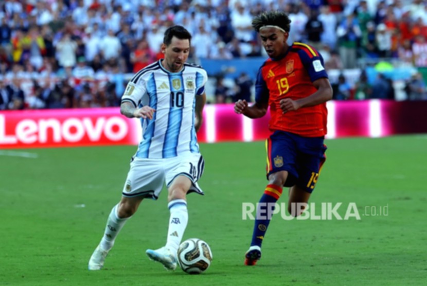 Lionel Messi saat mengenakan seragam tim nasional Argentina di lapangan hijau.