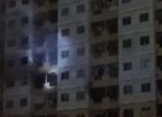 Petugas pemadam kebakaran mengevakuasi penghuni saat terjadi kebakaran di Apartemen Teluk Intan, Jakarta Utara.
