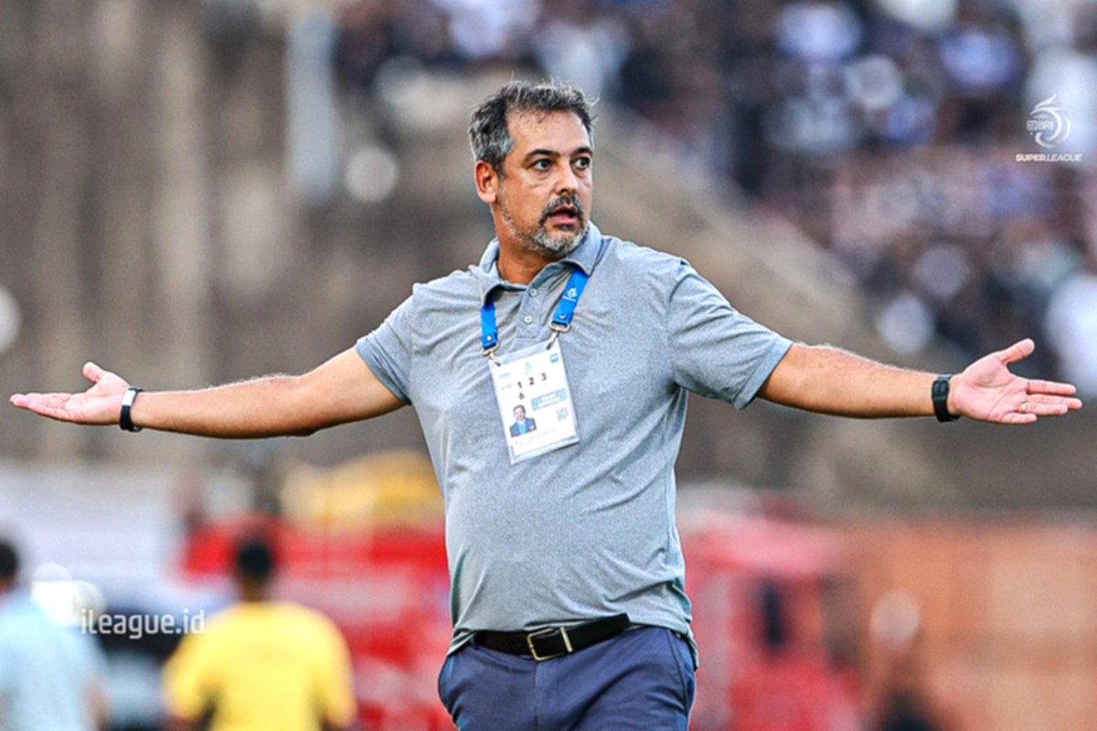 Pelatih Arema FC Marcos Santos memberikan instruksi di pinggir lapangan Stadion Kanjuruhan.