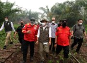 Menteri Kehutanan Raja Juli Antoni saat memberikan pernyataan terkait penanganan kebakaran hutan dan lahan