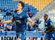Mauro Zijlstra melakukan selebrasi setelah mencetak gol perdana dalam debutnya bersama Arema FC di Stadion Kanjuruhan.