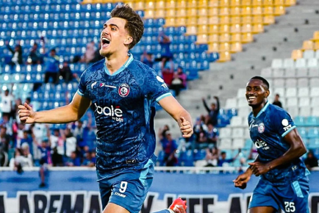 Mauro Zijlstra melakukan selebrasi setelah mencetak gol perdana dalam debutnya bersama Arema FC di Stadion Kanjuruhan.