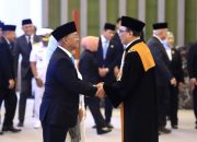 Sarjito saat dilantik oleh Ketua Mahkamah Agung Sunarto sebagai Kepala Eksekutif Pengawas BMKS OJK periode 2026-2031.