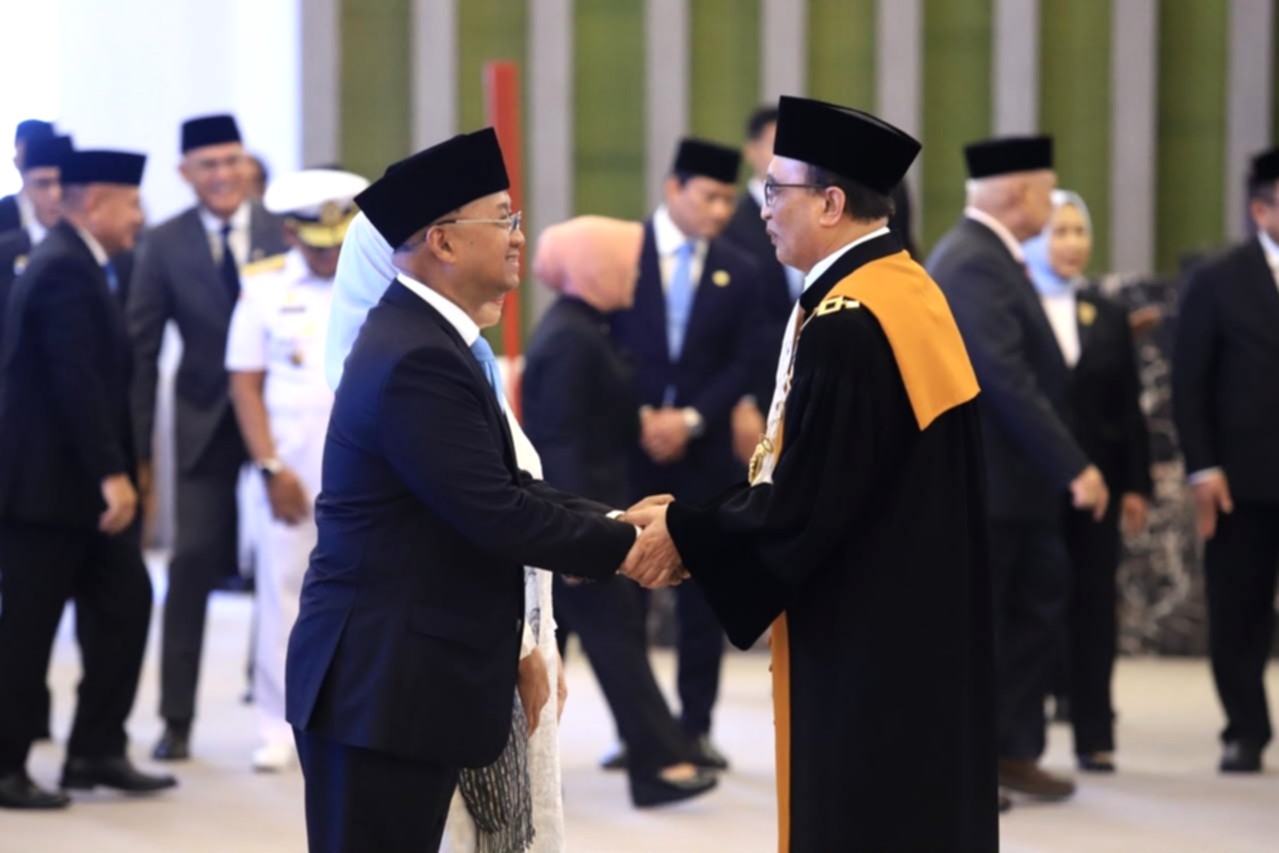 Sarjito saat dilantik oleh Ketua Mahkamah Agung Sunarto sebagai Kepala Eksekutif Pengawas BMKS OJK periode 2026-2031.