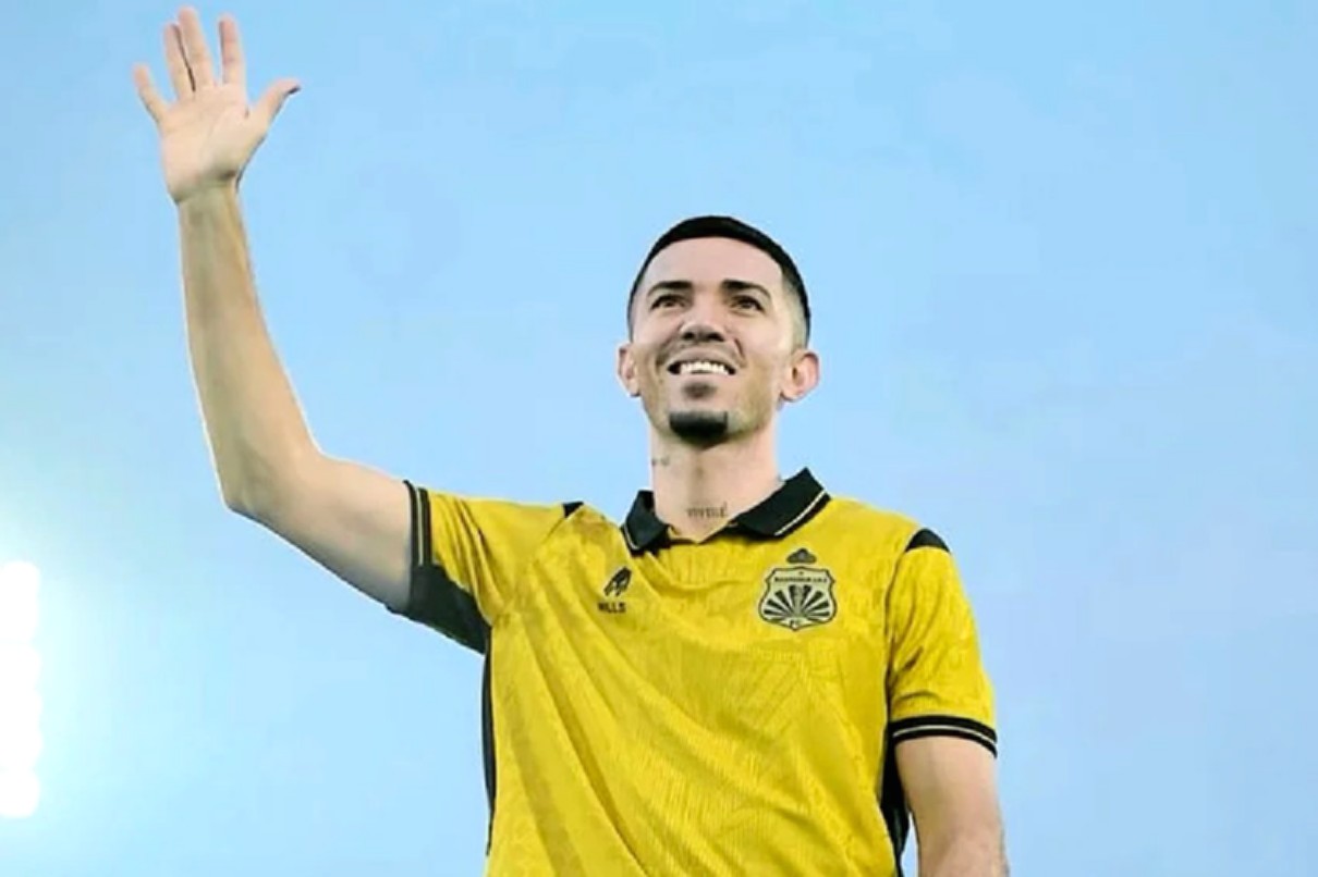 Gelandang Bhayangkara Presisi Lampung FC Jefferson Brenes saat sesi latihan tim
