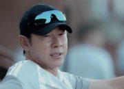 Shin Tae-yong bersalaman dengan Erick Thohir dalam acara kick-off BRI Super League 2026/27 di Jakarta.