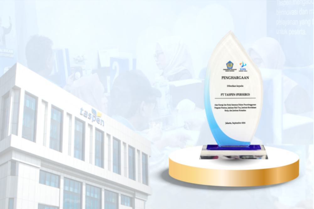 Direktur Keuangan TASPEN Elmamber Sinaga menerima penghargaan dari Direktur Sistem Perbendaharaan Sulaimansyah.