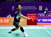 Jonatan Christie melakukan servis dalam pertandingan China Masters 2026 di Shenzhen Arena.