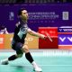 Jonatan Christie melakukan servis dalam pertandingan China Masters 2026 di Shenzhen Arena.
