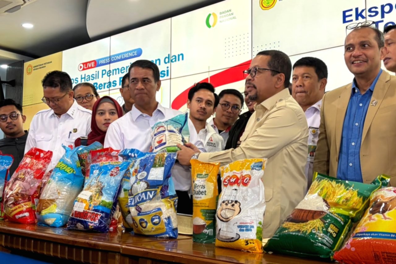Menteri Perdagangan Budi Santoso memberikan keterangan terkait ketersediaan stok beras nasional di Jakarta.