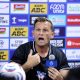 Pelatih Persib Bandung, Igor Tolic, saat memberikan keterangan di depan awak media.