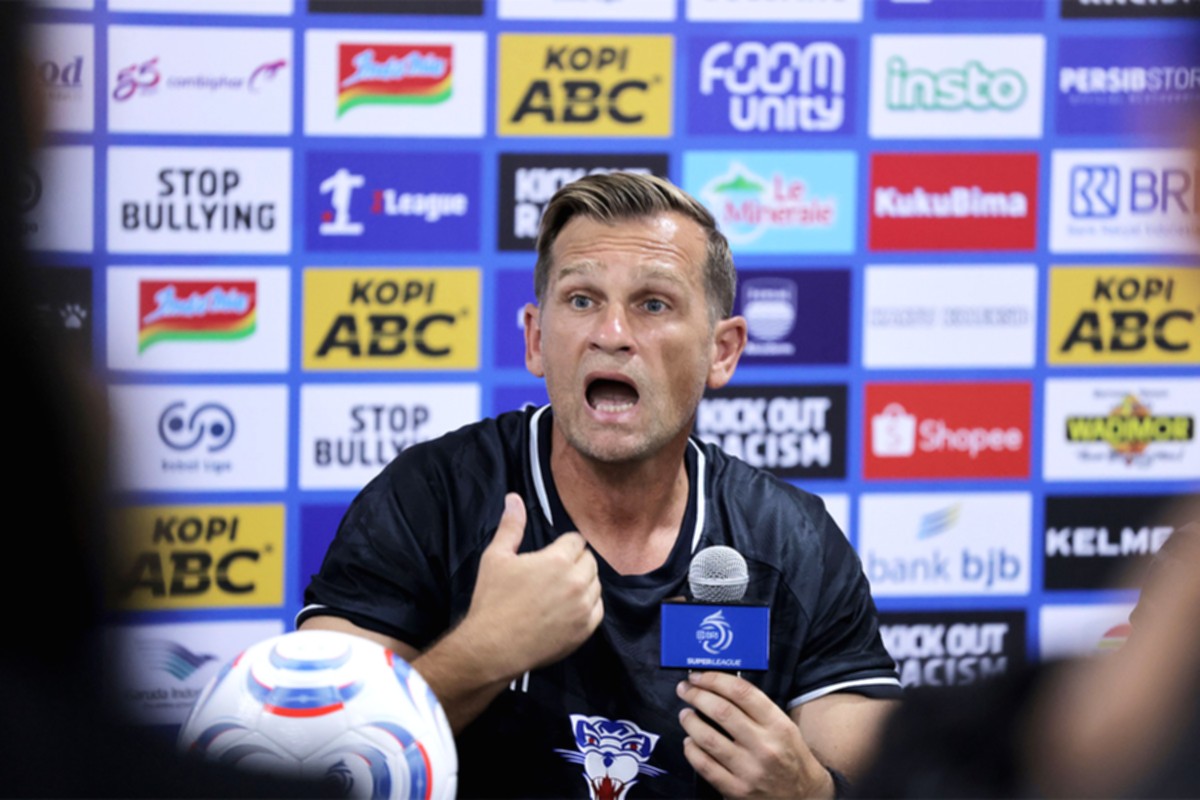 Pelatih Persib Bandung, Igor Tolic, saat memberikan keterangan di depan awak media.