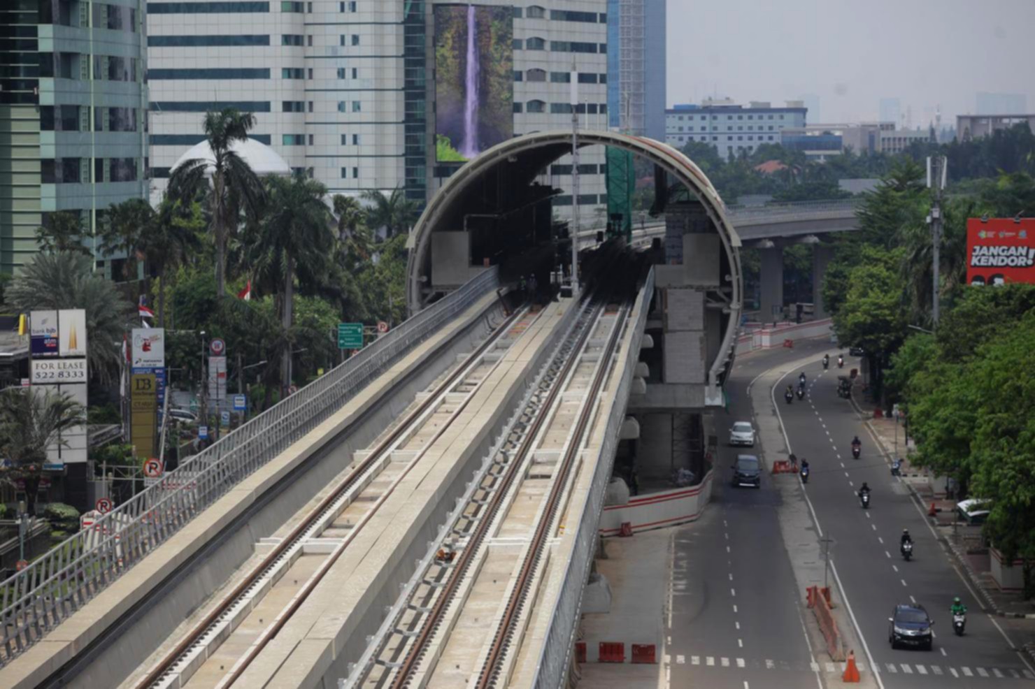 Gedung kantor PT Adhi Karya (Persero) Tbk di Jakarta.