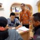 Warga mengantre di loket layanan pengaduan BPS Kota Madiun untuk melakukan sanggah data desil ekonomi.