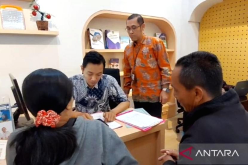 Warga mengantre di loket layanan pengaduan BPS Kota Madiun untuk melakukan sanggah data desil ekonomi.