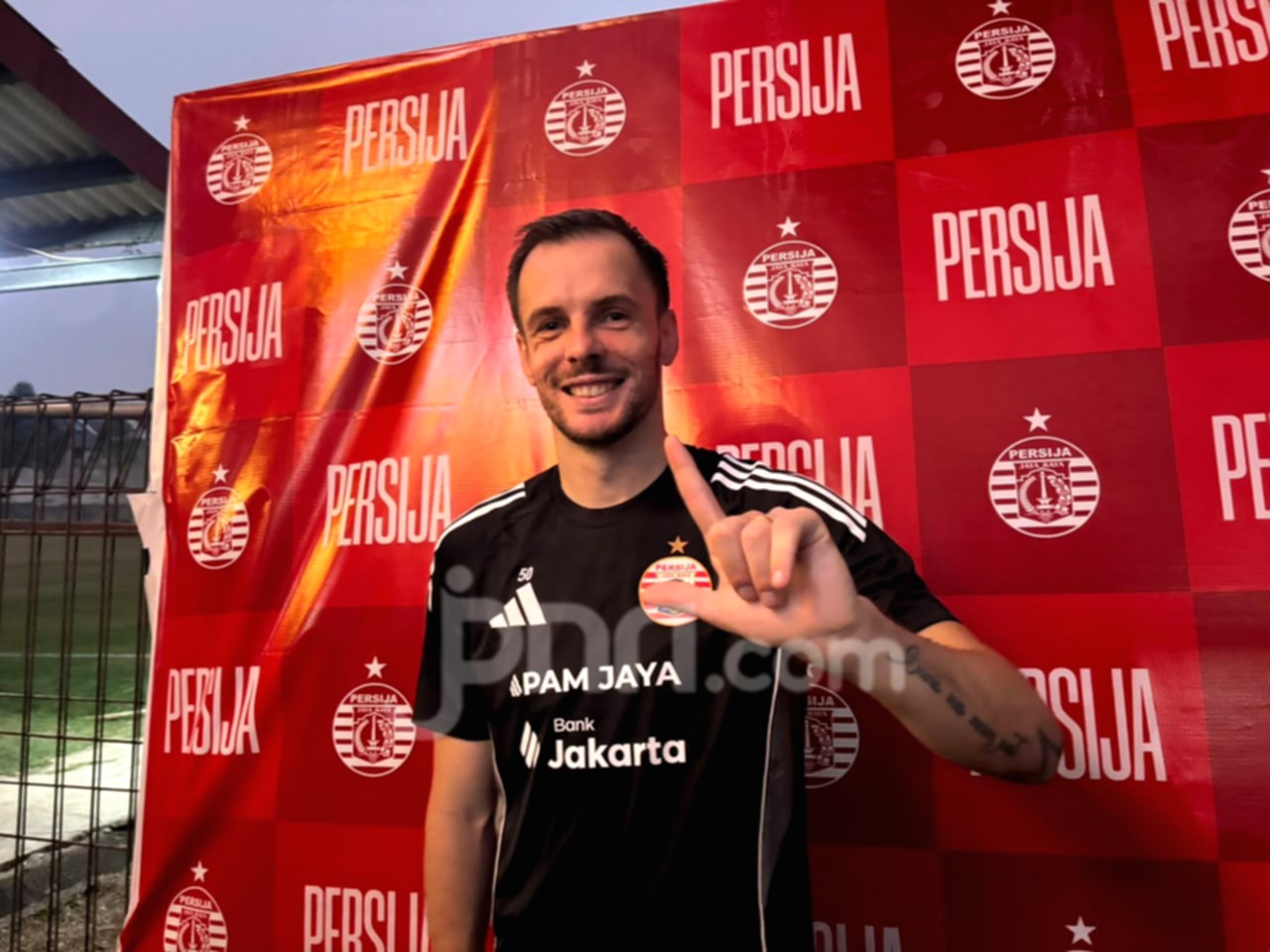 Bek Persija Jakarta Kerim Memija saat sesi latihan di lapangan