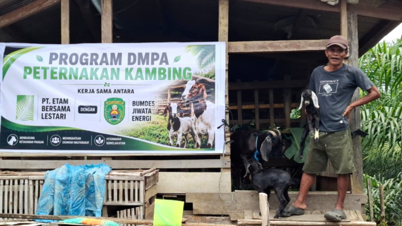 Perwakilan PT Etam Bersama Lestari memberikan insentif program Desa Bebas Api kepada warga di Kutai Timur