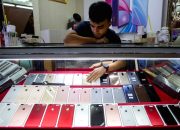 Deretan ponsel pintar terbaru yang dipajang di etalase toko elektronik di Jakarta