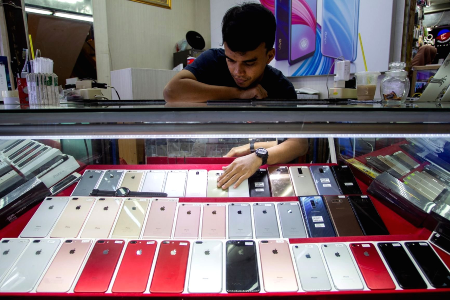 Deretan ponsel pintar terbaru yang dipajang di etalase toko elektronik di Jakarta