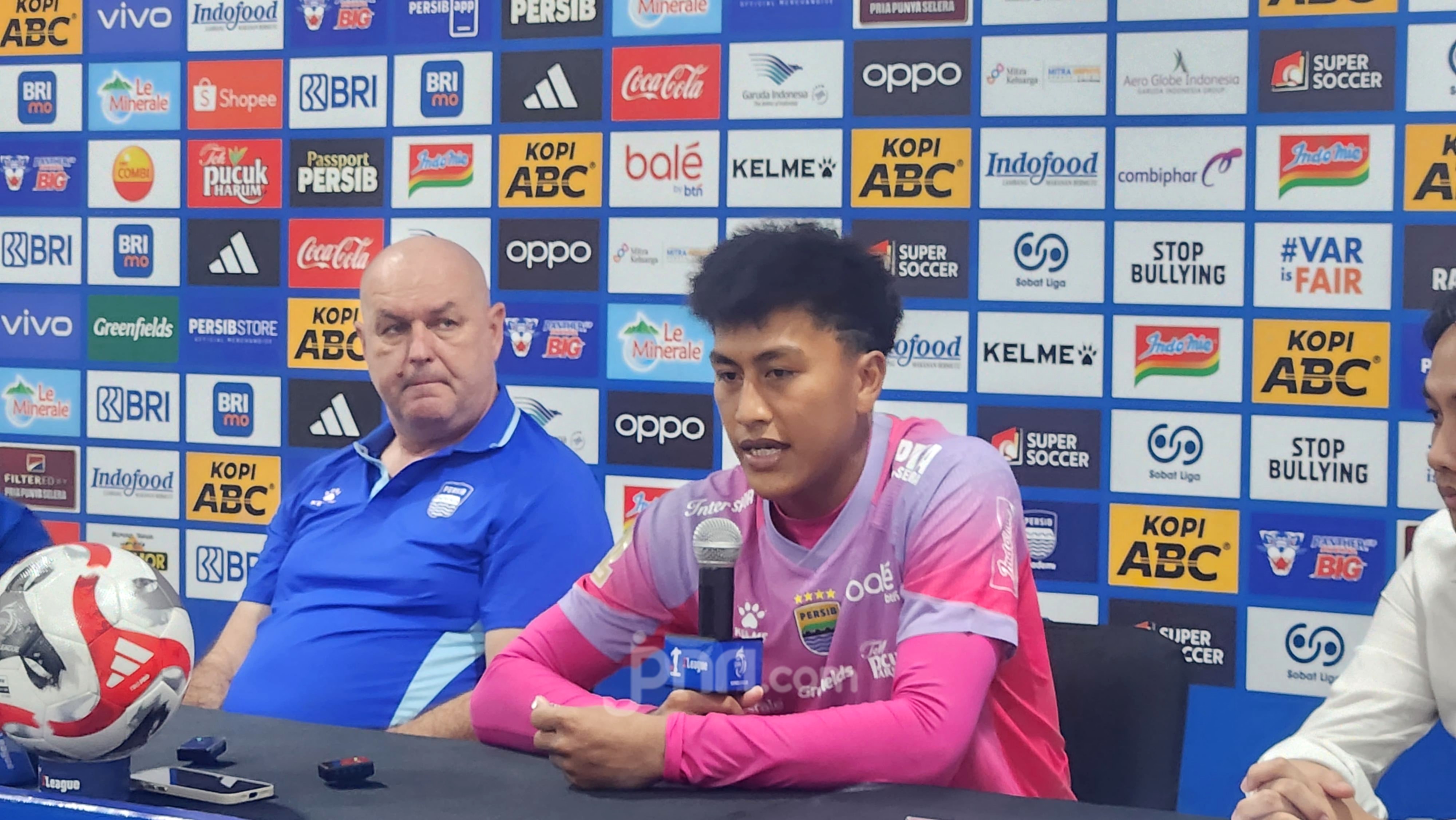 Penjaga gawang muda Persib Bandung, Fitrah Maulana, saat sesi latihan sebelum menghadapi Persija Jakarta.