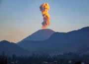 Empat gunung api aktif di Indonesia yakni Anak Krakatau, Ibu, Semeru, dan Ili Lewotolok mengalami erupsi secara bersamaan.