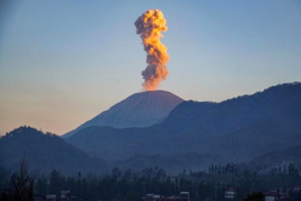 Empat gunung api aktif di Indonesia yakni Anak Krakatau, Ibu, Semeru, dan Ili Lewotolok mengalami erupsi secara bersamaan.