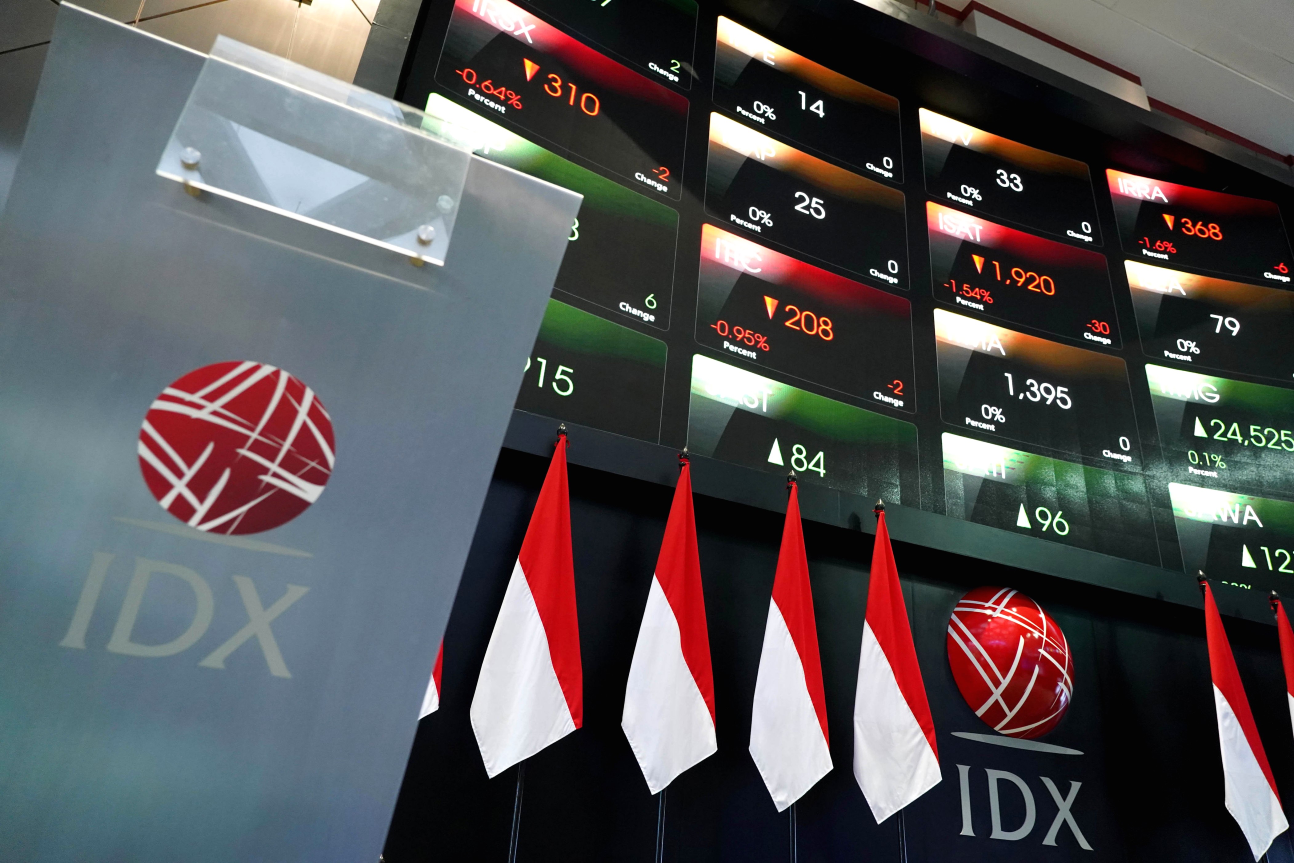 Direktur Utama BEI Jeffrey Hendrik saat memberikan keterangan terkait potensi penyesuaian jam perdagangan saham.