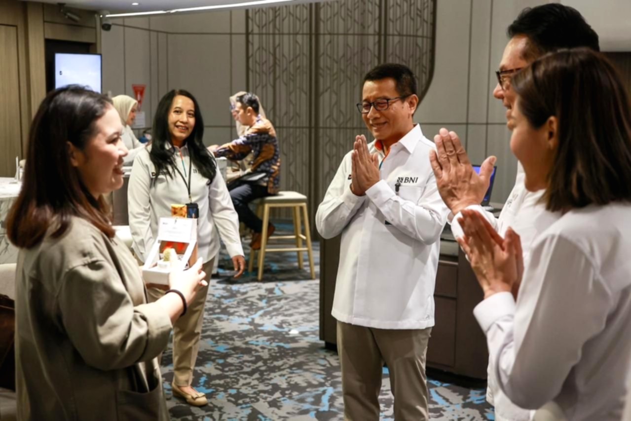 Jajaran direksi dan komisaris BNI melayani nasabah secara langsung dalam rangka Hari Pelanggan Nasional.