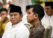 Perwakilan Presidium RAPI menyerahkan surat keberatan terkait gugatan pencalonan Gibran di gedung Mahkamah Konstitusi.