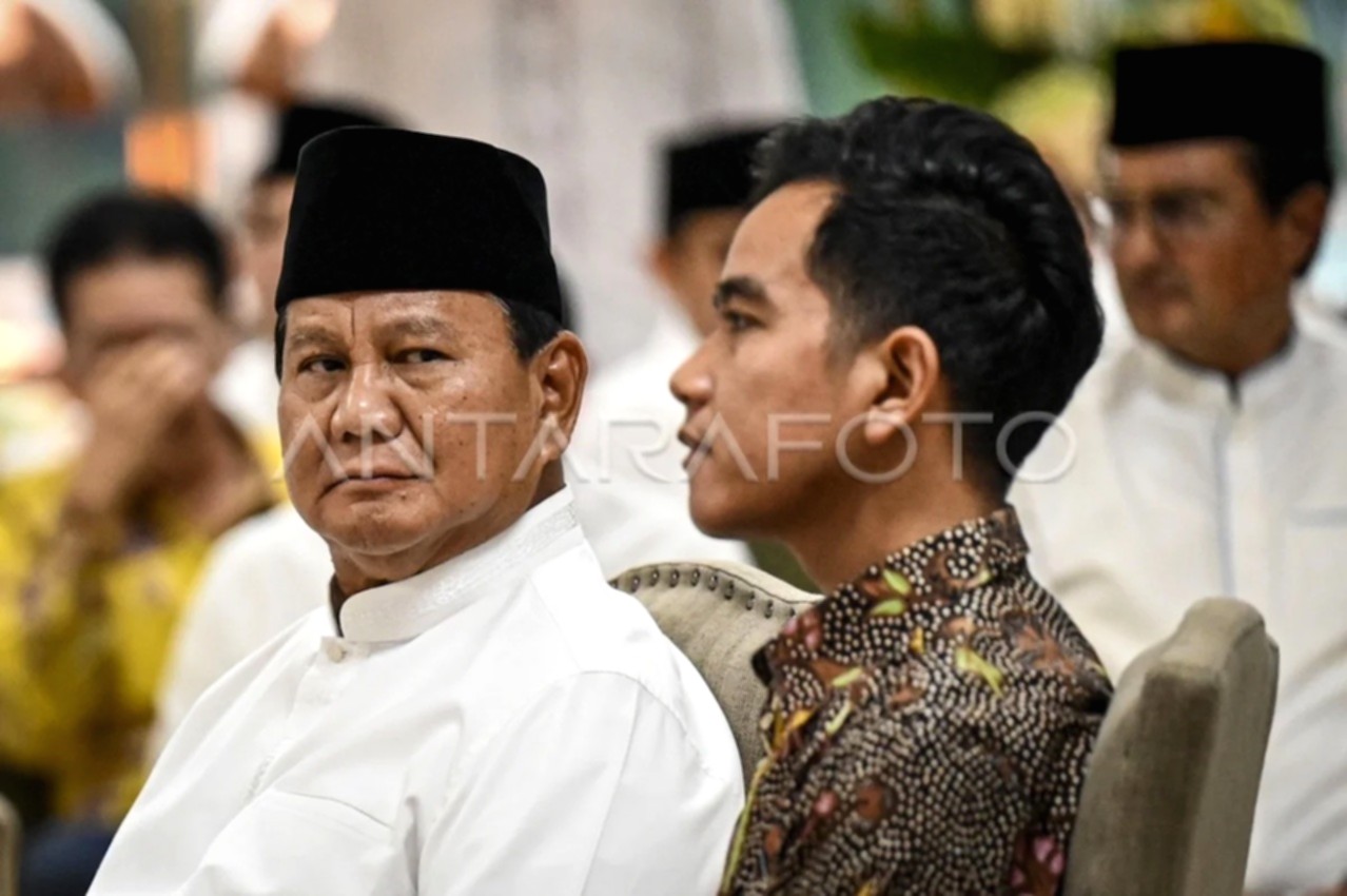 Perwakilan Presidium RAPI menyerahkan surat keberatan terkait gugatan pencalonan Gibran di gedung Mahkamah Konstitusi.