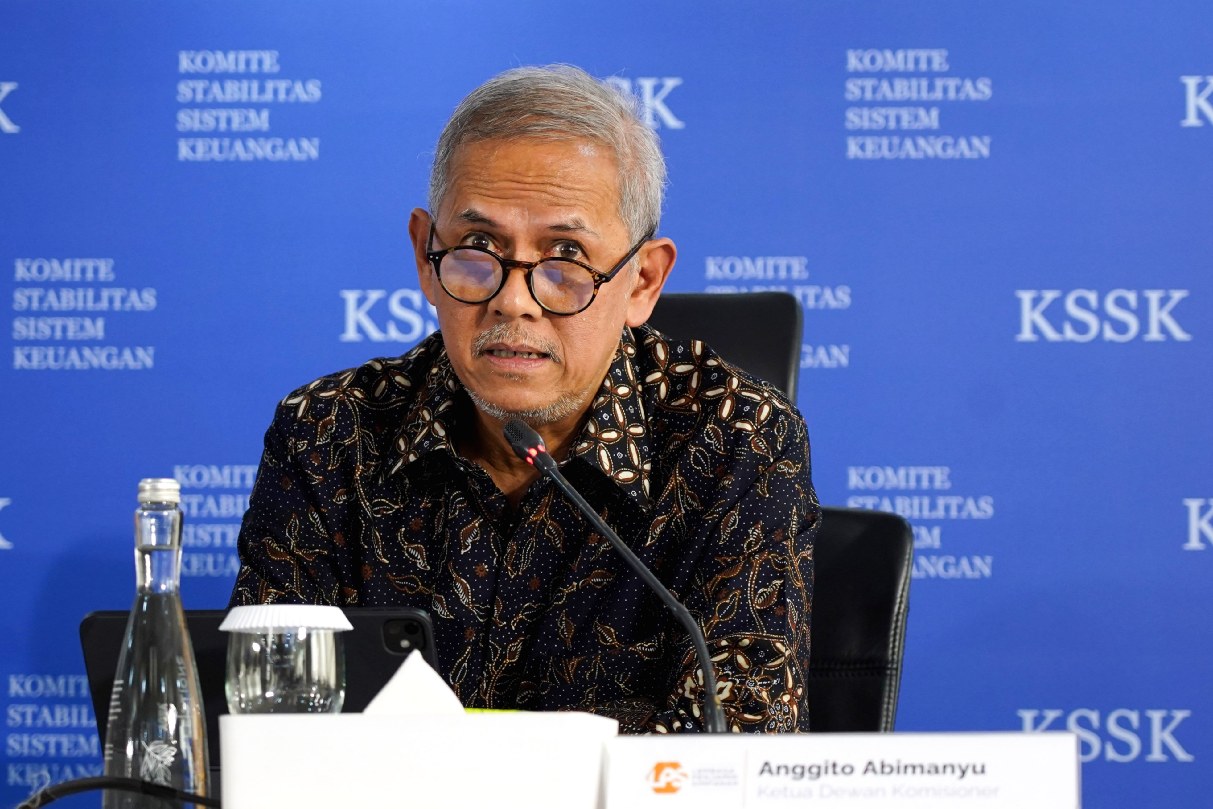 Ketua Dewan Komisioner LPS Anggito Abimanyu berbicara dalam acara Sarasehan 100 Ekonom 2026 di Jakarta.