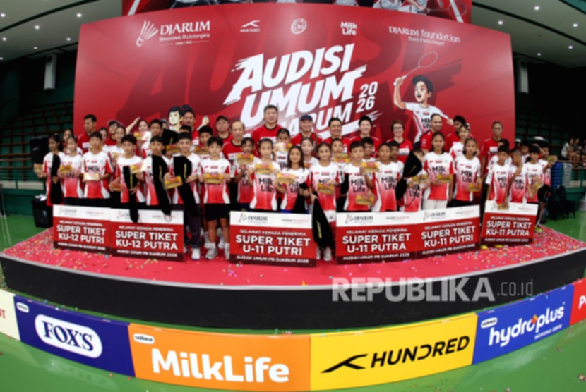 36 pebulutangkis muda berpose setelah dinyatakan lolos meraih Super Tiket dalam Audisi Umum PB Djarum 2026 di Kudus.