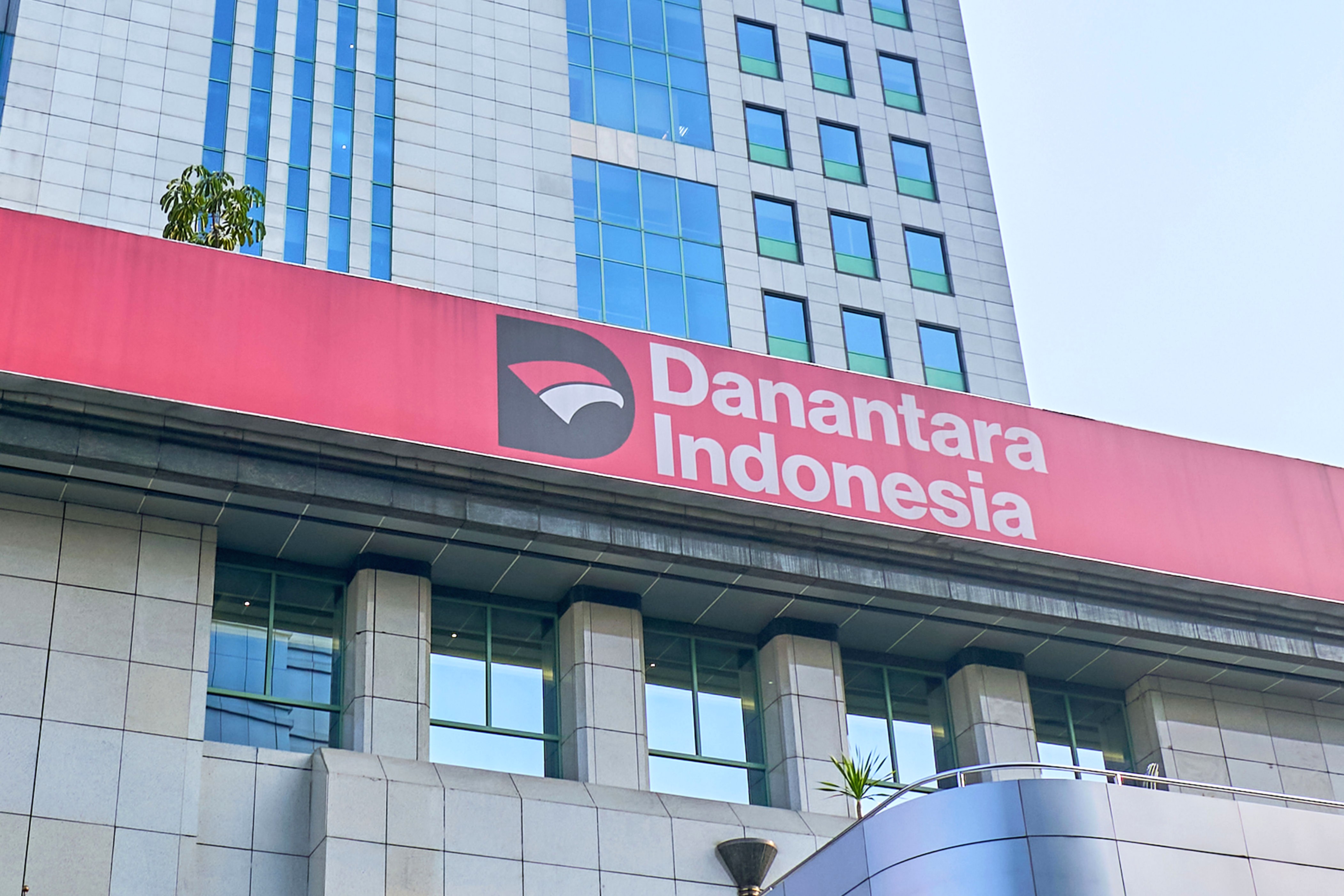 Gedung Bursa Efek Indonesia di Jakarta dengan papan nama di depannya