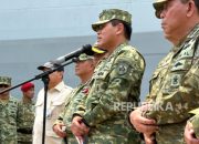 KSAL Laksamana Muhammad Ali meninjau kapal induk ITS Giuseppe Garibaldi yang akan menjadi KRI Sriwijaya.