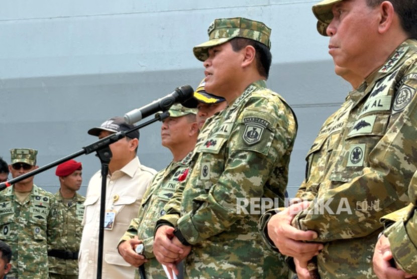 KSAL Laksamana Muhammad Ali meninjau kapal induk ITS Giuseppe Garibaldi yang akan menjadi KRI Sriwijaya.