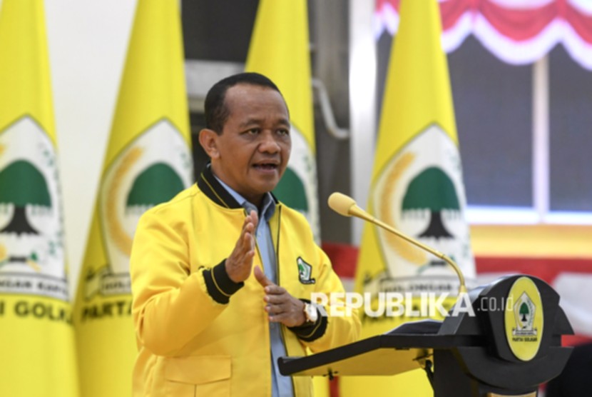 Ketua Umum Partai Golkar Bahlil Lahadalia memberikan keterangan pers terkait ambang batas parlemen di Istana Kepresidenan.