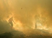 Helikopter melakukan operasi pemadaman udara untuk memadamkan sisa titik api di kawasan TWA Kawah Ijen
