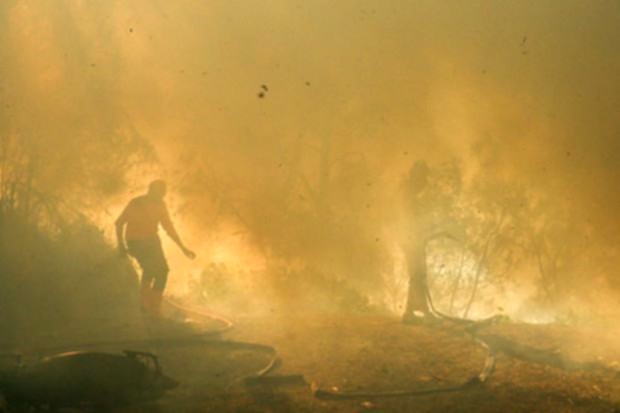 Helikopter melakukan operasi pemadaman udara untuk memadamkan sisa titik api di kawasan TWA Kawah Ijen