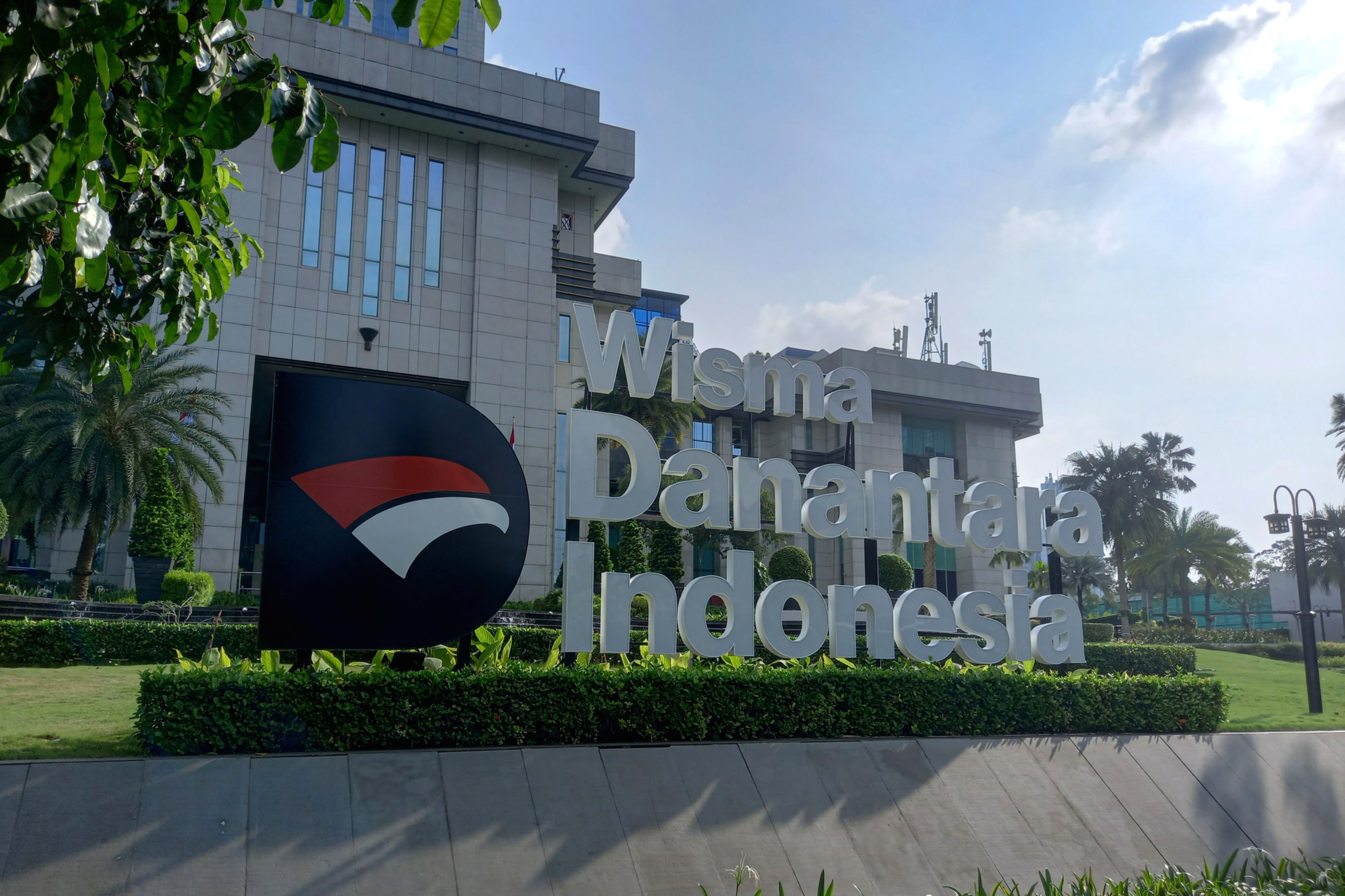 Logo PT Brantas Abipraya dan kantor pusat BUMN di Jakarta.